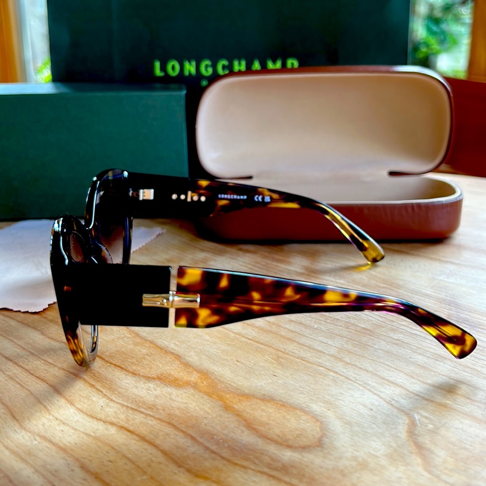 LONGCHAMP Sunglasses- New
Havana Purple
Reference : 55144LUAE04
$190.00 - Picture 7 of 8